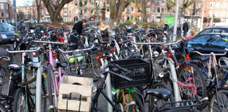 Fiets op parkeerplek auto?