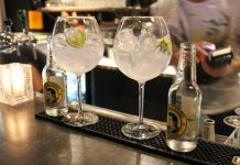 Cocktails nippen in de hotelbar