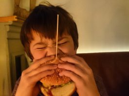 Hamburgers eten bij de Dapperbar