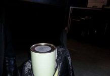 Dakloze krijgt tas met urn moeder terug