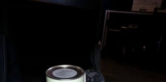 Dakloze krijgt tas met urn moeder terug