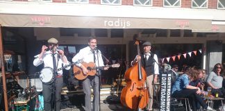 Met oranjecake aan de Admiralengracht