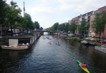 Peddelen door de gracht