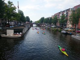 Peddelen door de gracht