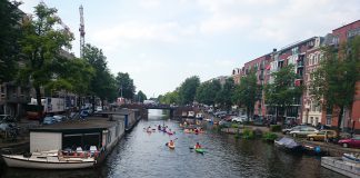 Peddelen door de gracht