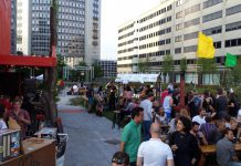 Bier drinken tussen de kantoren