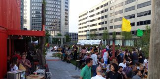 Bier drinken tussen de kantoren