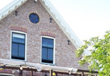 Eten in de achtertuin van West