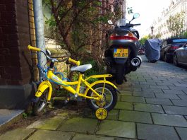 Scène op het speelplein