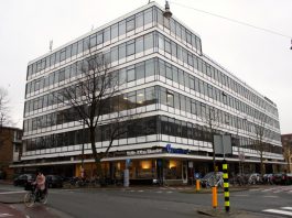 Studenten in bedrijfsgebouw