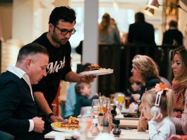 Mook heet nu Moak, vanwege Engelstalige gasten