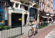 Slimme stoeptegel bij school