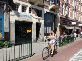 Slimme stoeptegel bij school