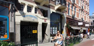 Slimme stoeptegel bij school