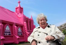 Trouwen in een roze kerk