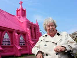 Trouwen in een roze kerk