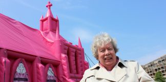 Trouwen in een roze kerk