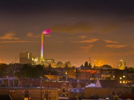 Schoorsteen kolencentrale verlicht