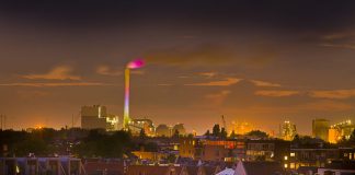 Schoorsteen kolencentrale verlicht