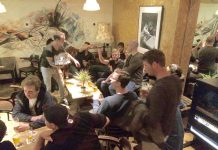 Eindeloos ouwehoeren-café