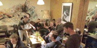 Eindeloos ouwehoeren-café