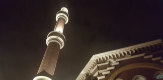 Westermoskee: ‘Vernieler ruit bracht nazigroet’ Westermoskee Amsterdam, De Baarsjes, Baarsjesweg