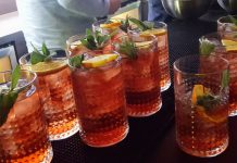 Gin-tonics in koloniaal decor gin-tonic, transformatorhuis, Bombay Sapphire