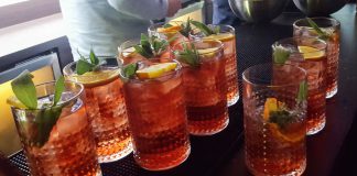 Gin-tonics in koloniaal decor gin-tonic, transformatorhuis, Bombay Sapphire