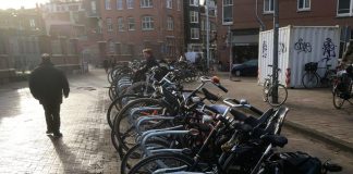 Rek met plek voor bakfiets en krat Fietsenrek Bellamyplein