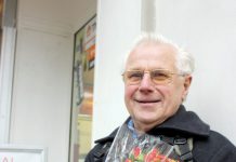 Rinus (80): ‘Mooi weer en ik ben tevreden’ Mensen van West, Amsterdam-West, Amsterdam, bloemen
