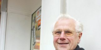 Rinus (80): ‘Mooi weer en ik ben tevreden’ Mensen van West, Amsterdam-West, Amsterdam, bloemen
