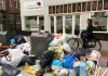 Groeiende berg afval op straat