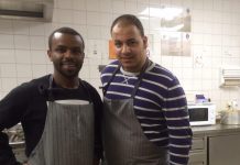 Vluchtelingen koken voor voetbalouders