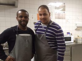 Vluchtelingen koken voor voetbalouders