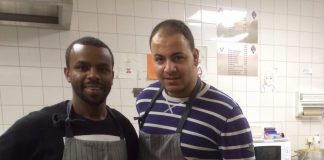 Vluchtelingen koken voor voetbalouders