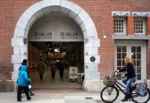 Geparkeerde auto moet wijken voor fiets