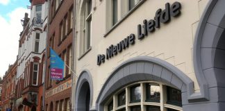 Stemmen in de Starbucks, een kerk of een hotel