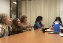 Meisjes vragen en krijgen pingpongtafel op Van Beuningenplein