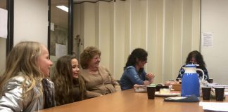 Meisjes vragen en krijgen pingpongtafel op Van Beuningenplein