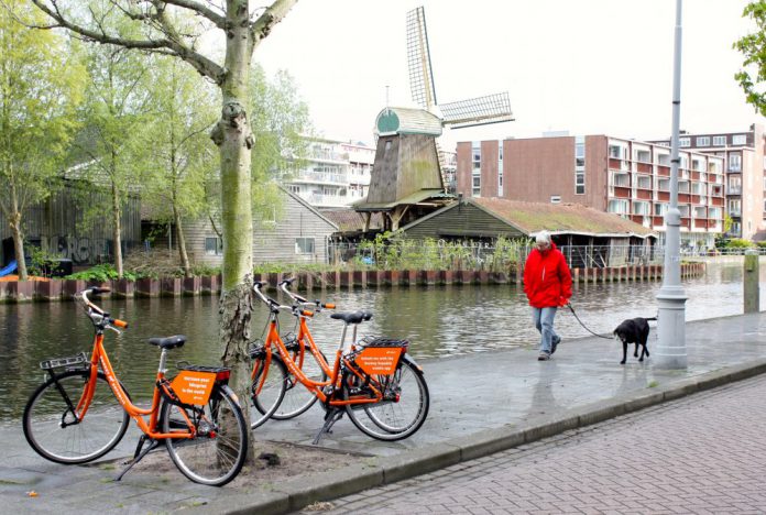 Huurfietsen Donkey Republic bij molen De Otter in Amsterdam-West