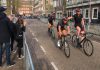 Zo hard ging het zondag door de Orteliusbuurt Winnaar Luc Ducrot van de Ronde van de Orteliusstraat Amsterdam-West