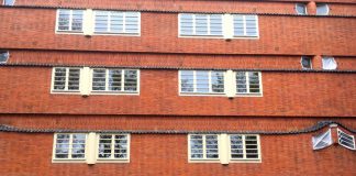 SP: sociale huurwoningen Het Schip niet duurder maken Het Schip in de Spaarndammerbuurt