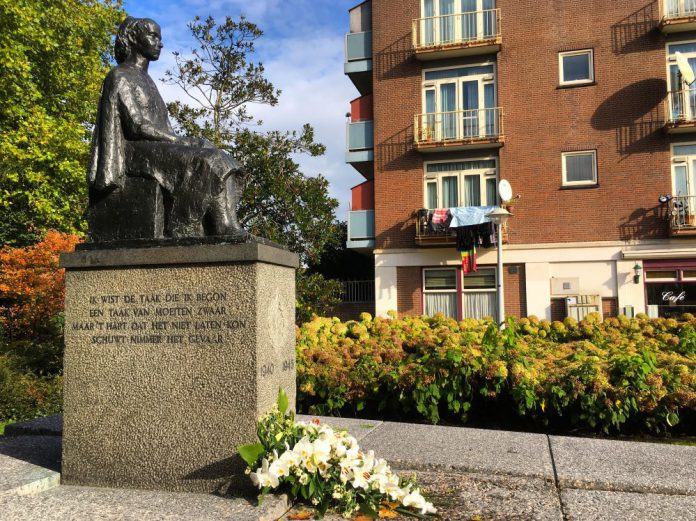 Oorlogsmonument De Zittende Vrouw in Bos en Lommer, Amsterdam-West