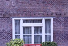 Gezellig zo’n stoep vol banken en planten. Maar mag het eigenlijk wel?