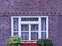 Gezellig zo’n stoep vol banken en planten. Maar mag het eigenlijk wel?