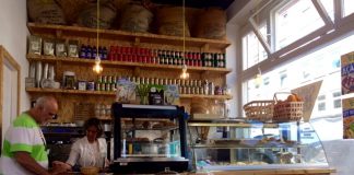 Lekker lummelen bij Eskina Brasil aan de Ten Katemarkt