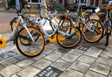 Huurfietsen bij grofvuil gezet