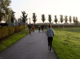 Hardlopende vrouwen belaagd door fatbikers in parken in West