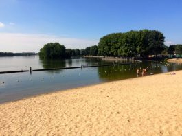 Dineren bij openluchtbioscoop West Beach