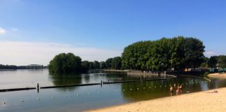 Dineren bij openluchtbioscoop West Beach